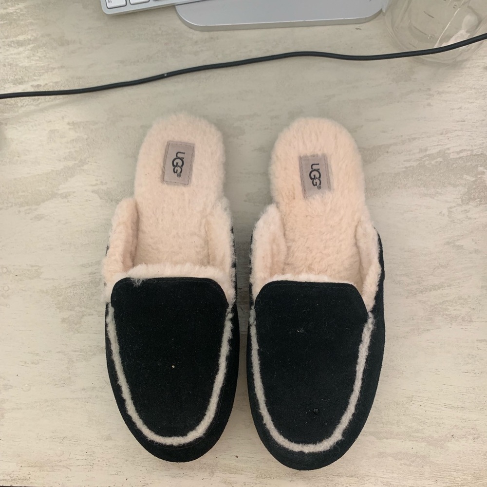 UGG black slippers 🖤✨